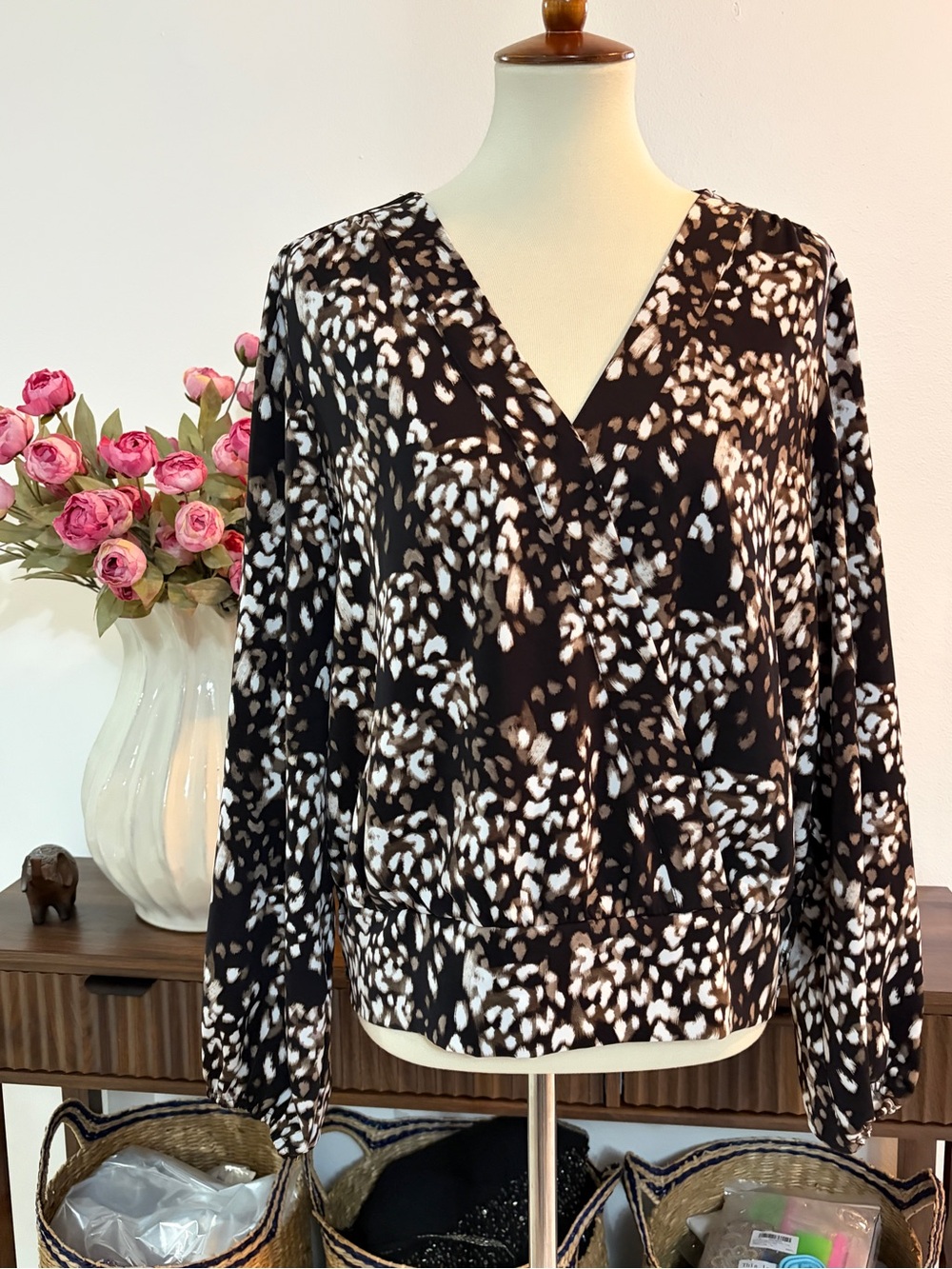 Nine West Black, White & Brown V-Neck Printed Blouse Size XL